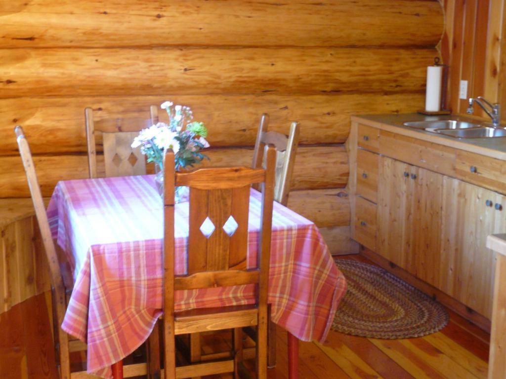 Hitching Post Resort Kelowna Pokój zdjęcie